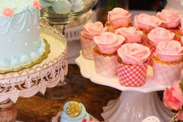 Mesa de dulces y cupcakes de rosas